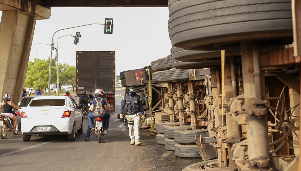 Carreta tomba na Avenida Miguel Rosa em Teresina 