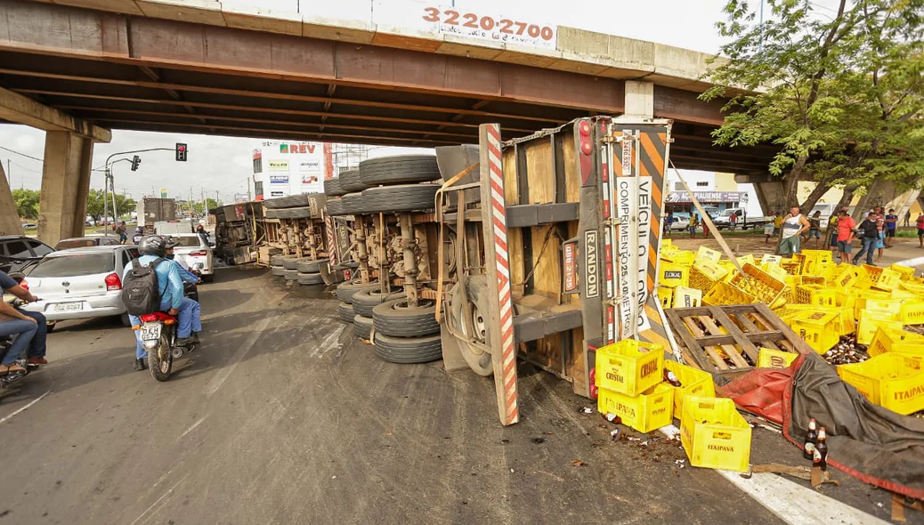 Carreta tomba no entroncamento das BR-343 e BR-316