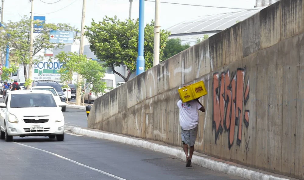 Homem é flagrado com caixa de cerveja