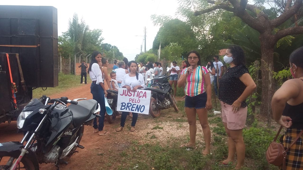 Manifestantes em ato de apoio à vítima