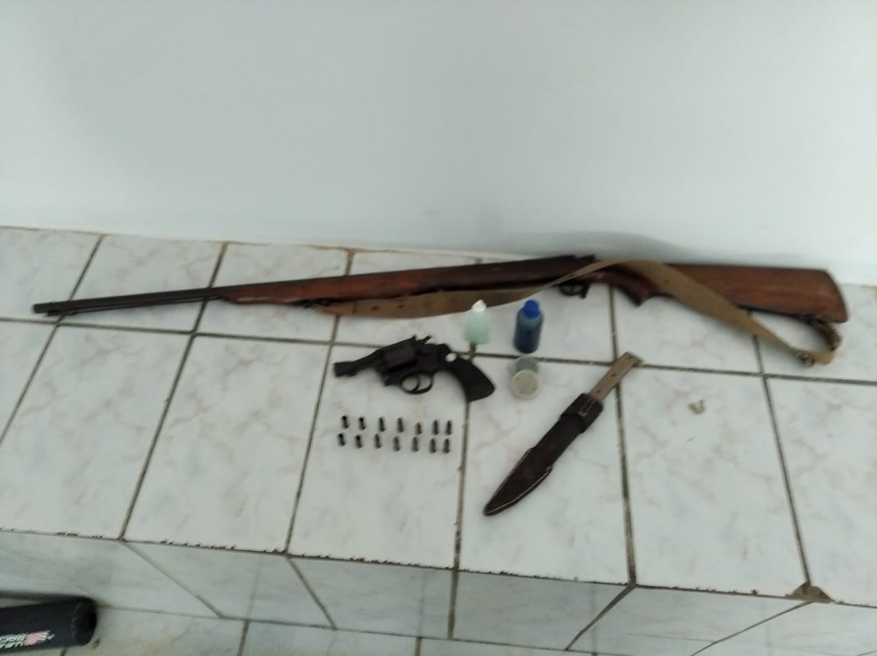 Objetos encontrados com o suspeito