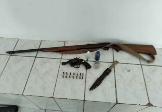 Objetos encontrados com o suspeito