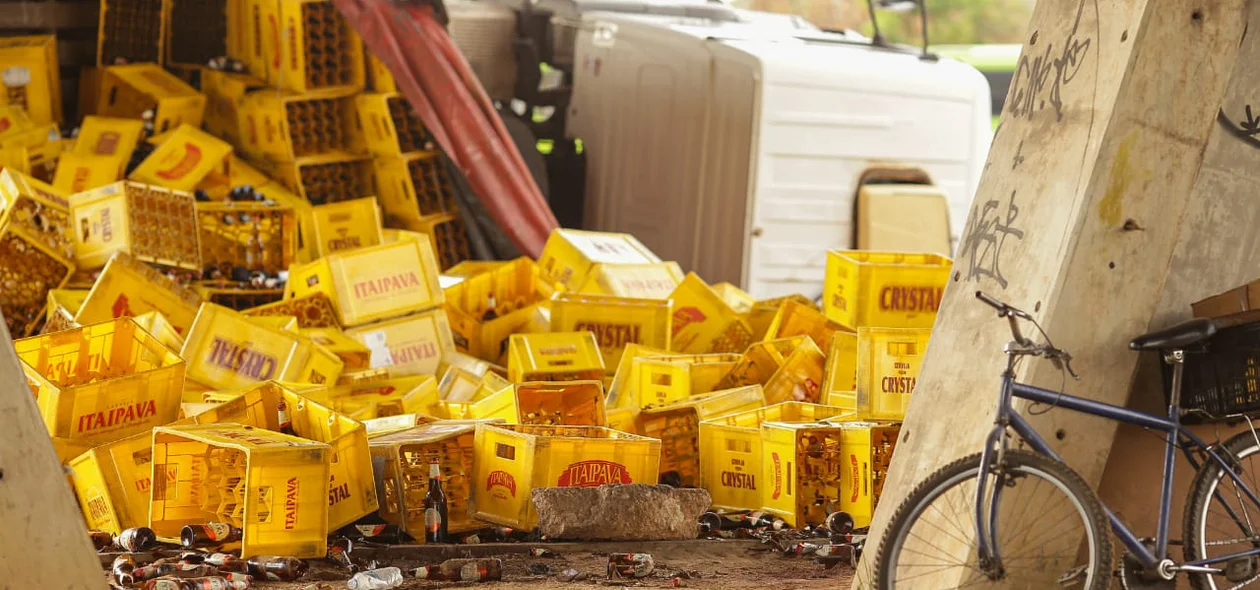 Várias caixas de cerveja ficaram jogadas no chão 