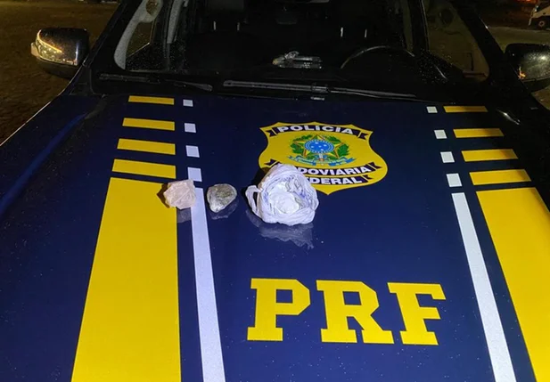 Drogas apreendidas dentro do veículo