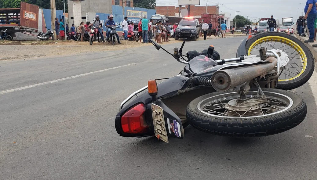 Acidente envolvendo um carro e uma moto na BR 316 em Teresina 