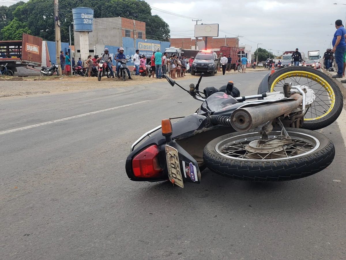 Acidente envolvendo um carro e uma moto na BR 316 em Teresina 