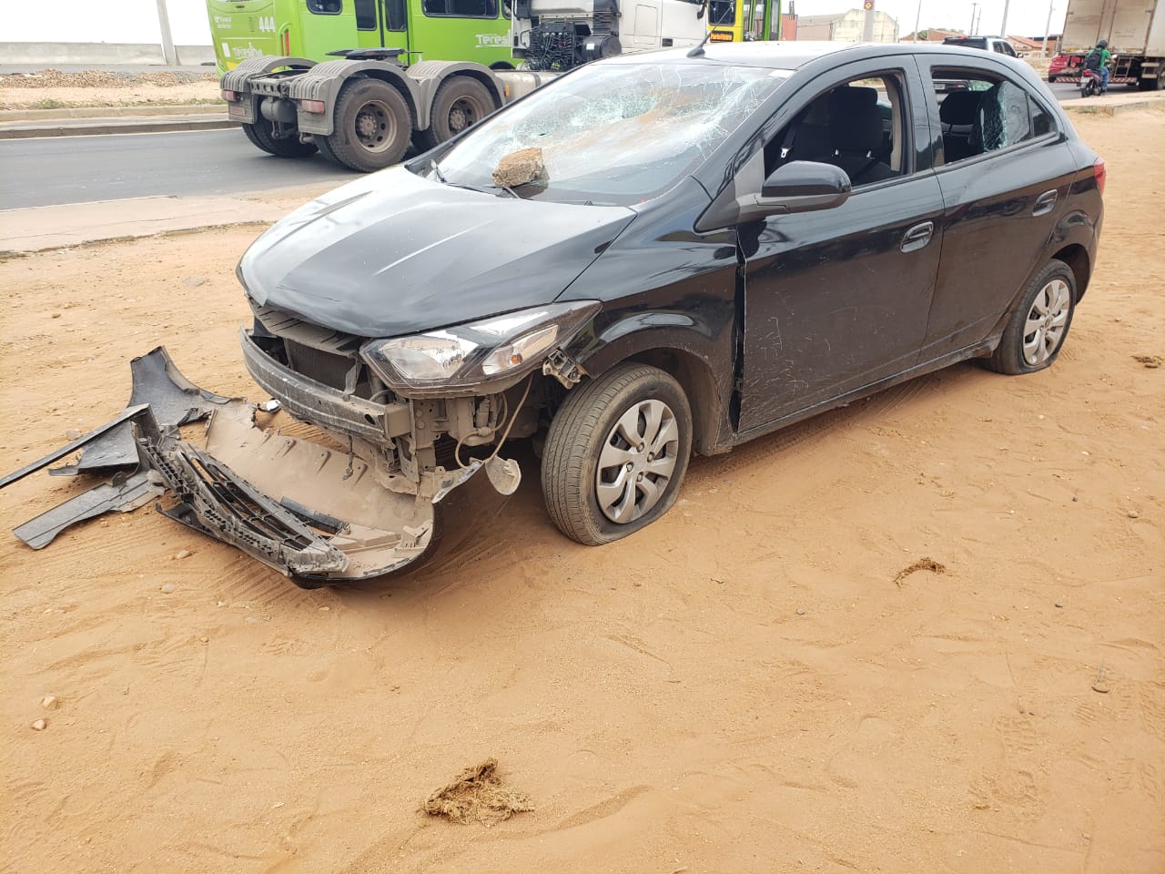 Carro ficou com a frente destruída