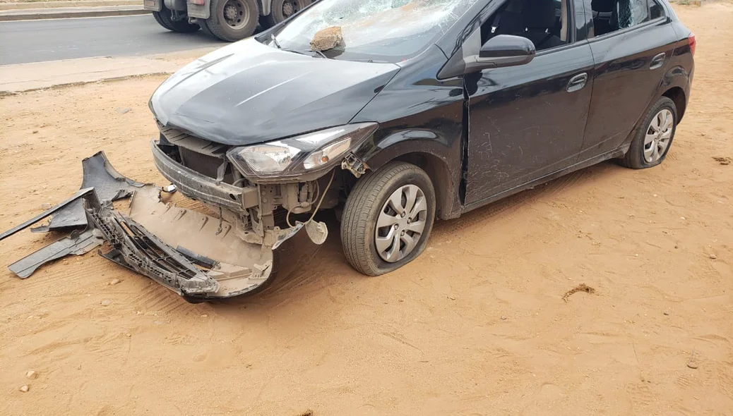 Carro ficou com a frente destruída