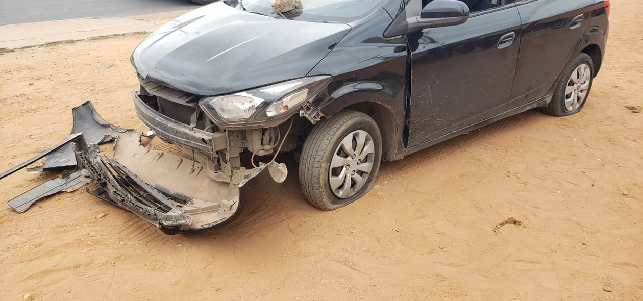 Carro ficou com a frente destruída