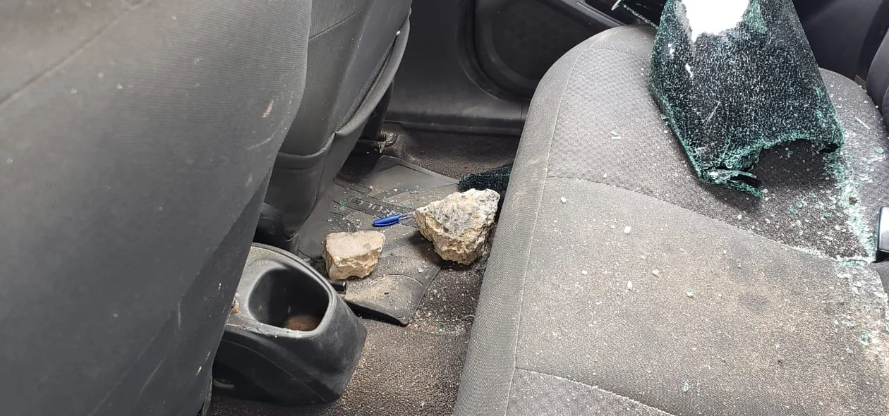 Populares jogaram pedras no veículo após o acidente