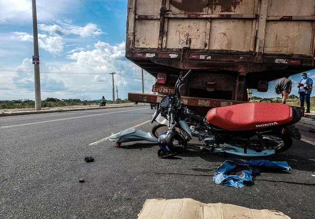 Jovem quebra as pernas após colidir em caminhão na Avenida Poti