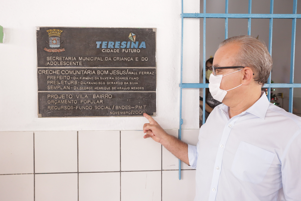 Firmino entregando uma creche na zona leste