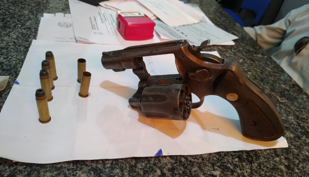 Arma de fogo apreendida com o suspeito em Barras