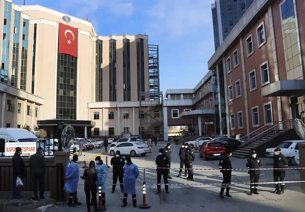 Incêndio em hospital mata oito pessoas no sudeste da Turquia