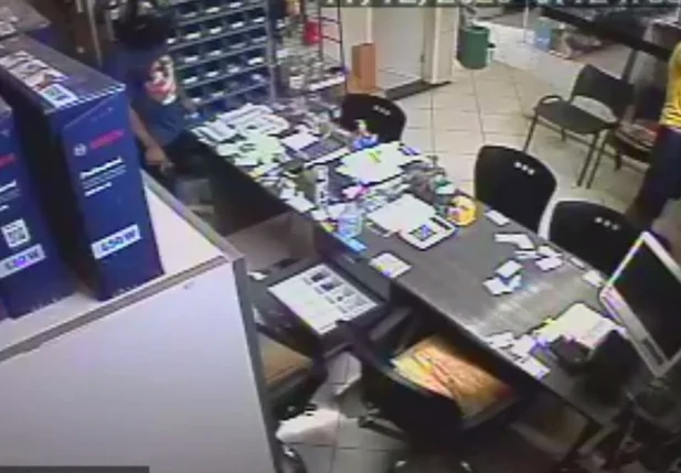 Momento em que o bandido atira na vítima