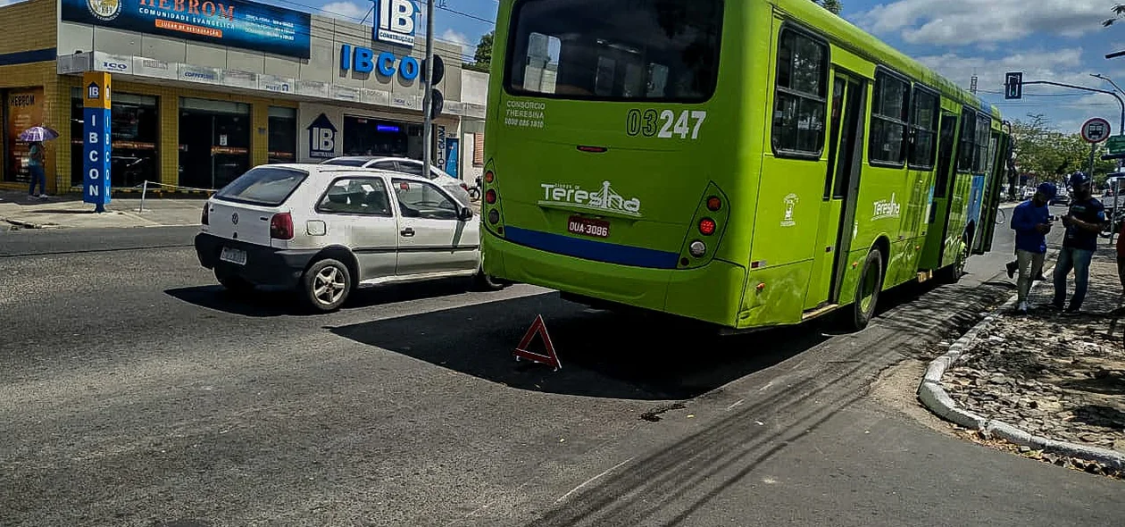 O acidente ocorreu na Avenida Principal do Dirceu