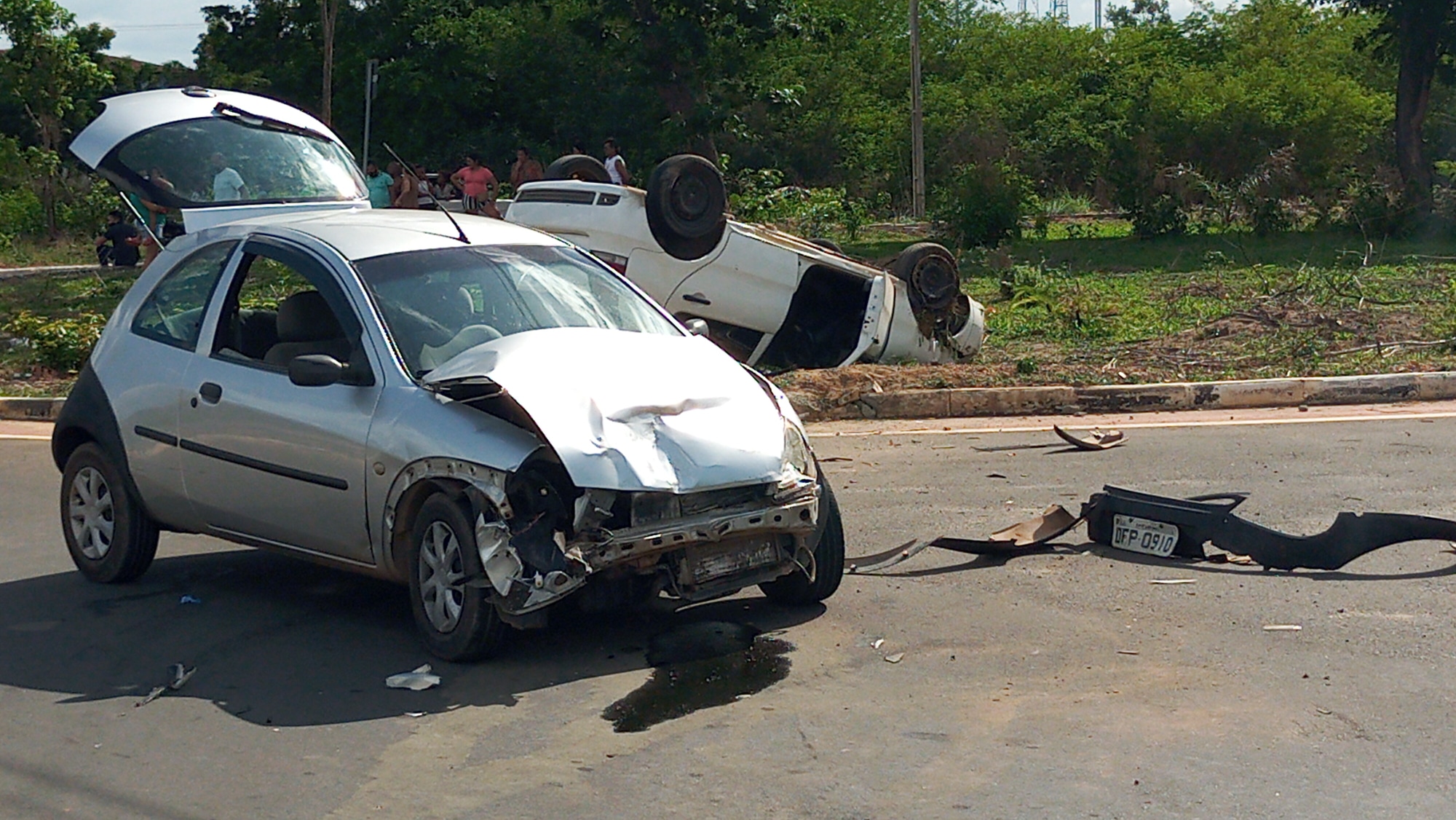 Carros colidiram em um cruzamento não sinalizado