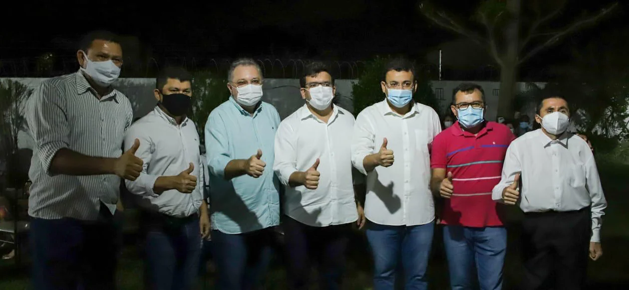 Florentino Neto e Rafael Fonteles com os participantes da reunião