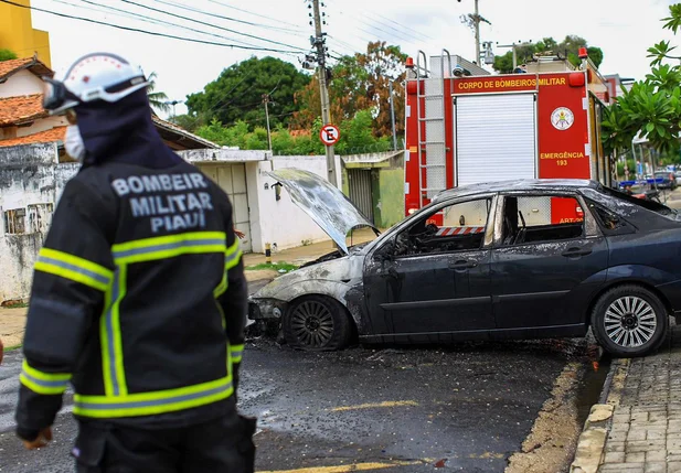 Carro pega fogo na Rua Eliseu Martins em Teresina