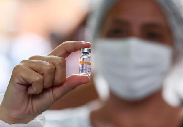 FMS inicia vacinação de profissionais de saúde na Capital