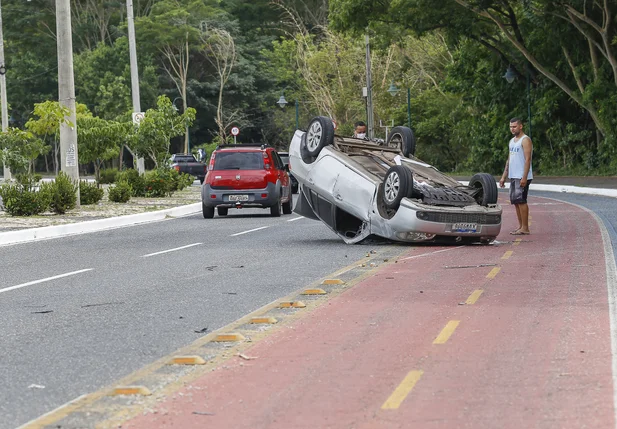 Motorista perde controle e capota carro na Raul Lopes em Teresina