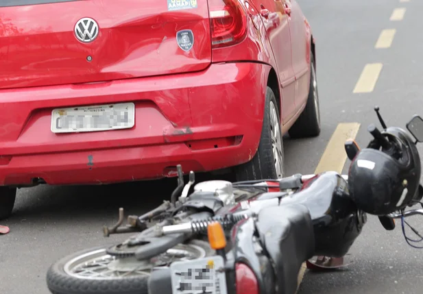 Colisão entre carro e moto deixa homem gravemente ferido em Teresina