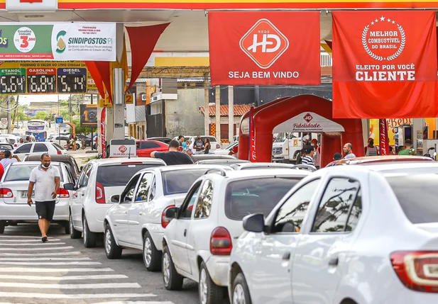Postos registram filas em Teresina com gasolina comum a R$ 3,50