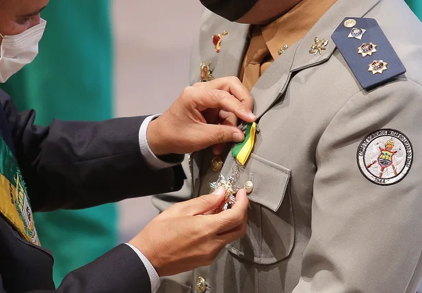 Wellington entrega medalha do Mérito Renascença em Teresina