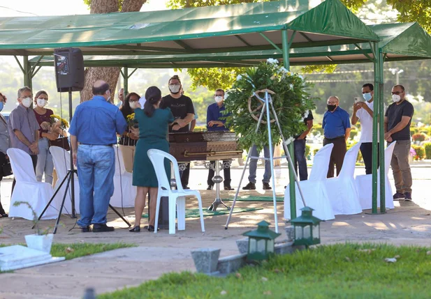 Corpo do escritor piauiense Assis Brasil é sepultado em Teresina