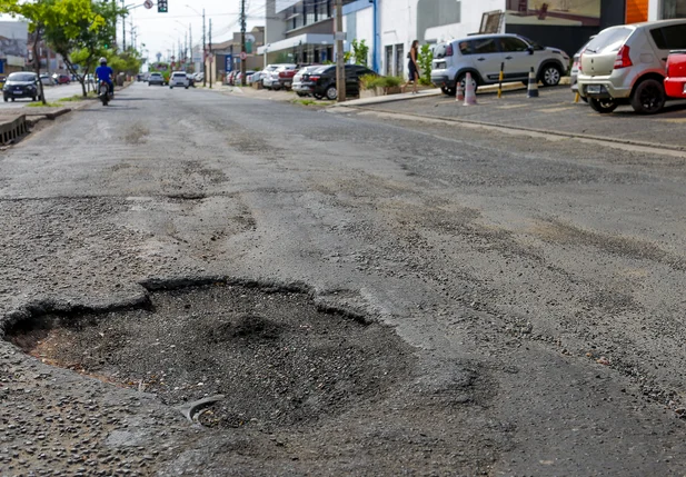 Motoristas reclamam de buracos na avenida Dom Severino em Teresina