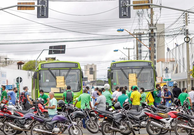 Motoristas de ônibus bloqueiam a Avenida Frei Serafim em Teresina