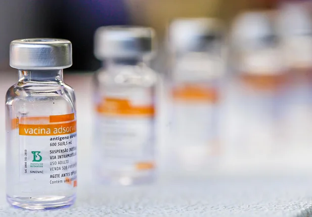 Primeiros piauienses vacinados contra a covid-19 em Teresina