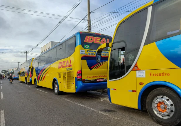 Donos de empresas de ônibus de turismo fazem manifestação em Teresina