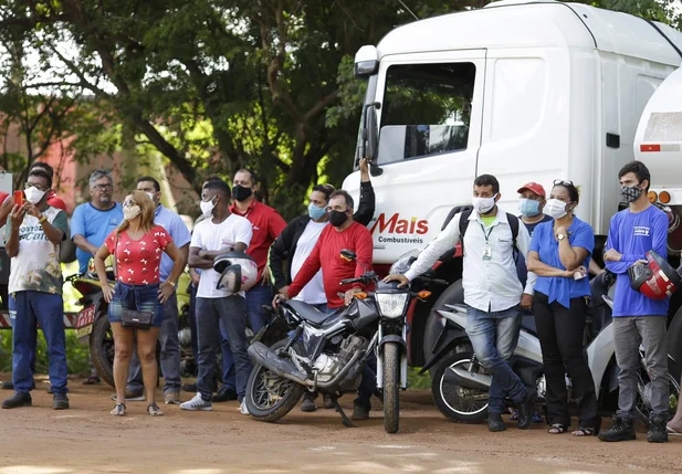 Donos de postos e frentistas realizam protestos em Teresina