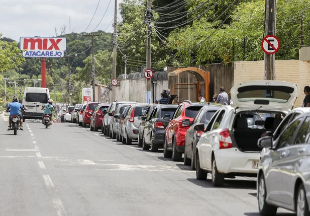 Longas filas para vacinação na Uninovafapi