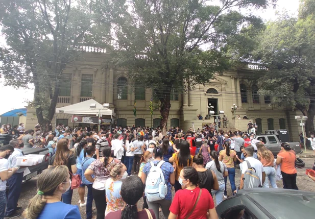 Profissionais da Saúde protestam em frente à Prefeitura de Teresina