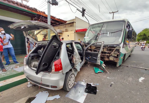 Acidente entre carro e ônibus deixa mulheres feridas em Teresina
