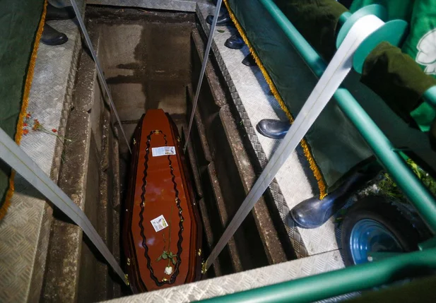 Corpo do ex-prefeito Firmino Filho é sepultado em Teresina