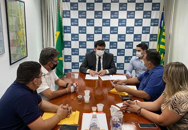 Deputado João Mádison discute demandas com prefeitos