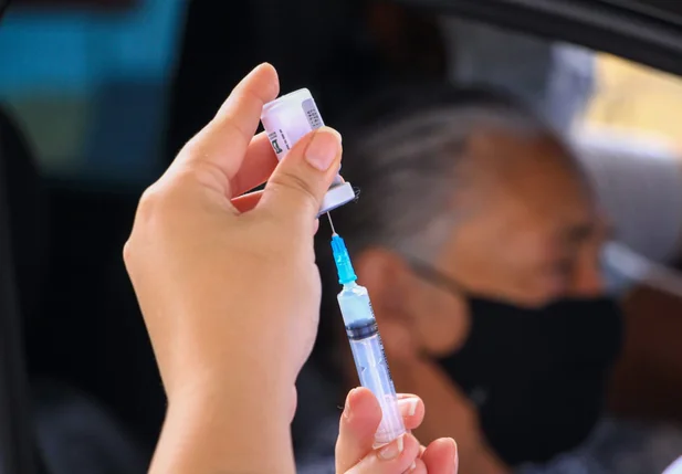 Idosos de 79 e 80 anos recebem doses da vacina em Teresina