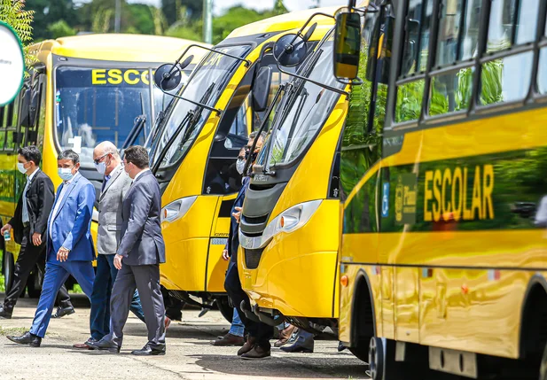 Ministro Milton Ribeiro entrega 32 ônibus escolares ao Piauí