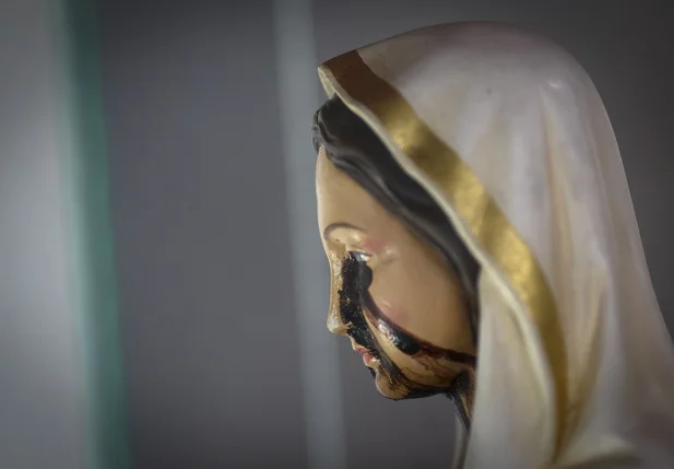 A imagem de Nossa Senhora Rosa Mística chorando em Teresina Piauí