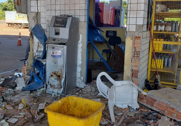 Bandidos explodem cofre de posto de combustíveis em Teresina