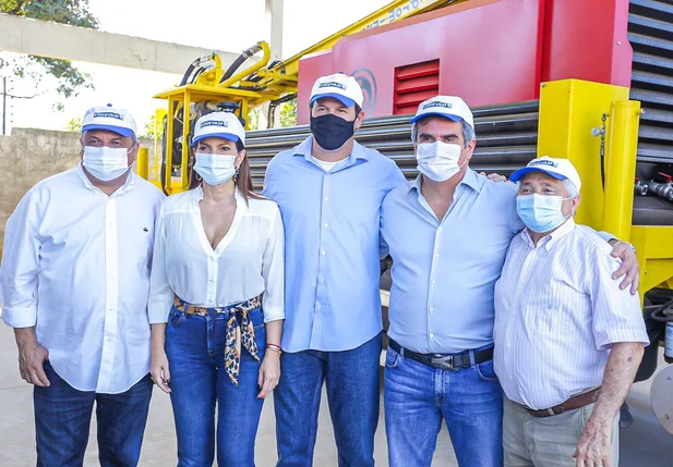 Ciro Nogueira entrega maquinas perfuratrizes para o Piauí