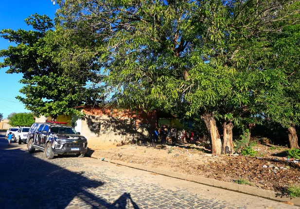 Homem é executado com tiro no olho no quintal de casa em Teresina