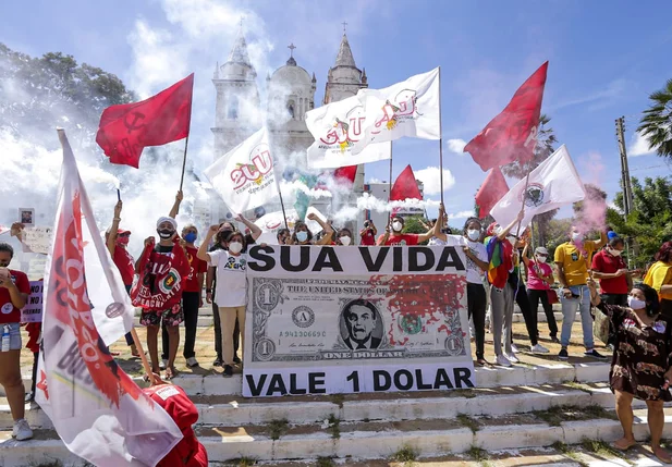 Manifestantes fazem ato por vacinas e contra Bolsonaro em Teresina