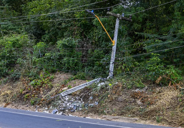 Motorista perde controle do veículo e derruba poste em Teresina