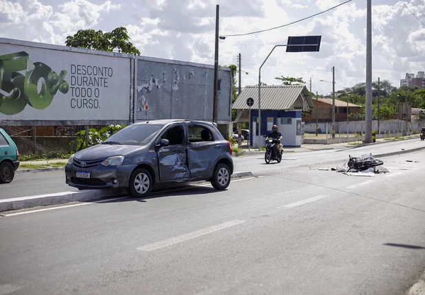 Acidente deixa duas pessoas feridas na Avenida dos Expedicionários