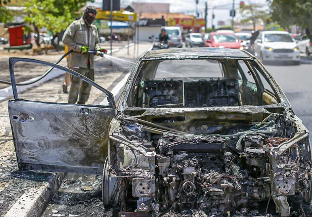 Carro pega fogo e fica destruído na Avenida Rui Barbosa