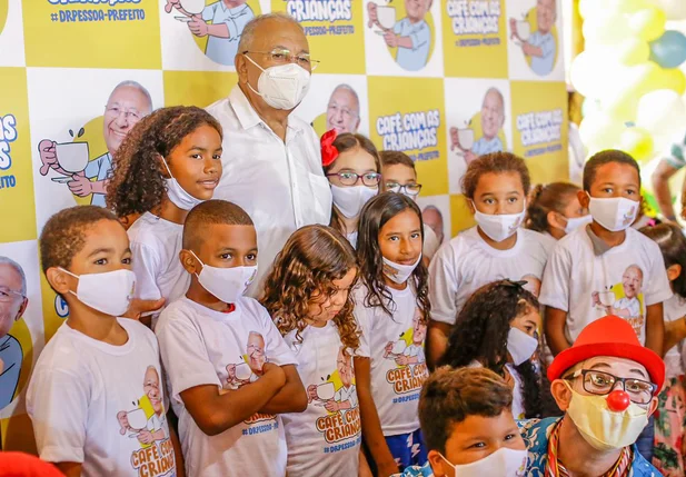 Dr. Pessoa oferece café da manhã para crianças carentes